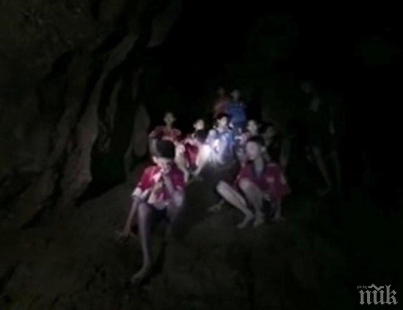Копаят над 100 тунела към блокираните деца в наводнената пещера в Тайланд