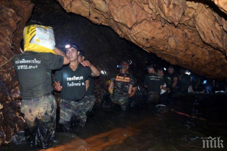 ЗАПОЧНА СЕ! Вадят момчетата от пещерата в Тайланд