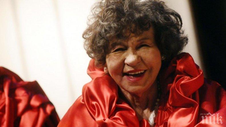 ЛЪСНАХА БАНЯТА НА СТОЯНКА! Майстори налепиха копринените тапети на Мутафова