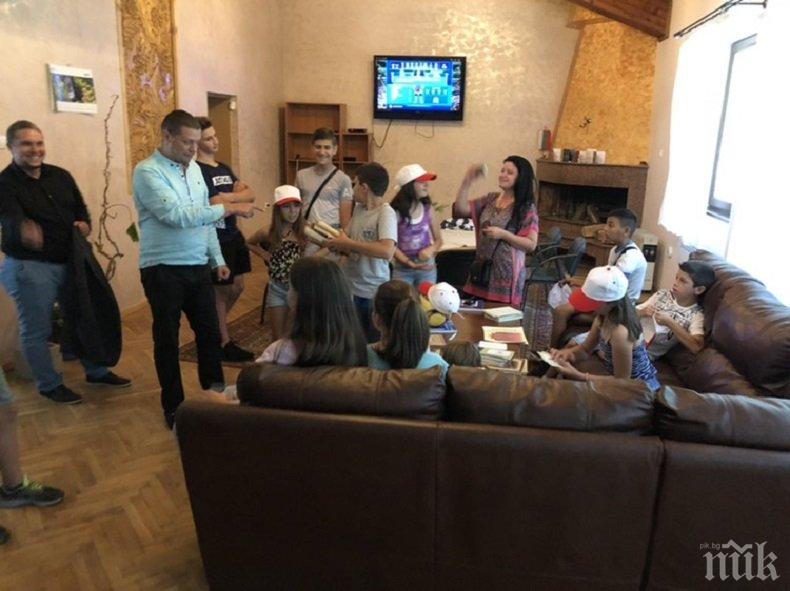 Областният управител на Софийска област Илиан Тодоров подари на деца отличници помагала за изучаване на християнска религия (СНИМКИ)