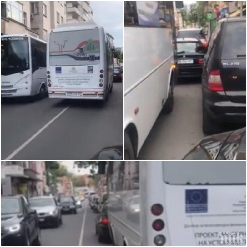 НАГЛОСТ! Шофьор на автобус кара в насрещното в Пловдив, отвсякъде валят псувни (ВИДЕО)
