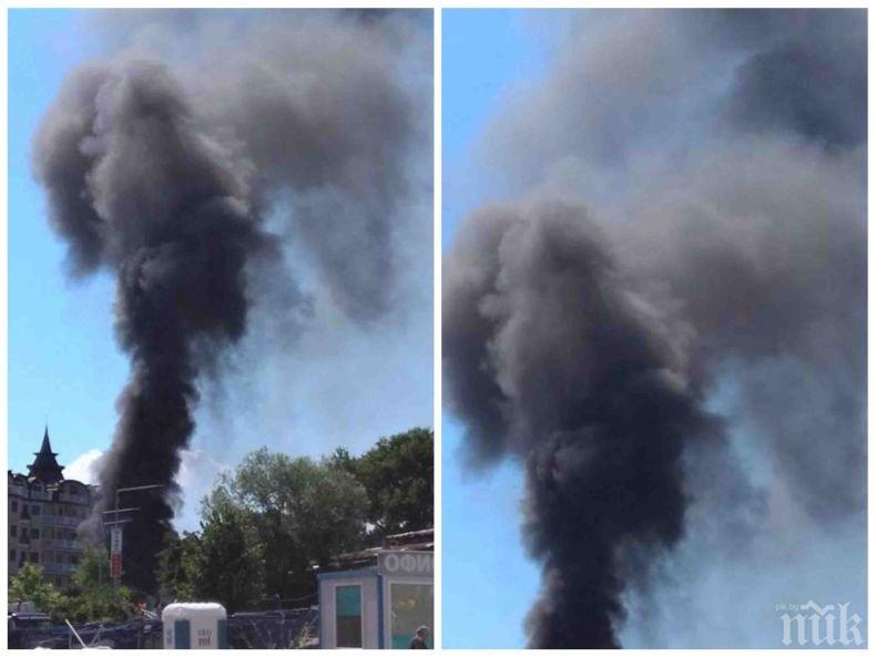 СТРАХ НА ЕЛЕНИТЕ! Гъст дим се стеле над курорта, туристите са в ужас (СНИМКИ)