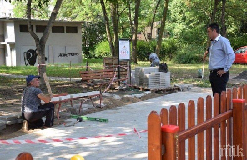 Майки искат нови люлки в квартална градинка в Пловдив