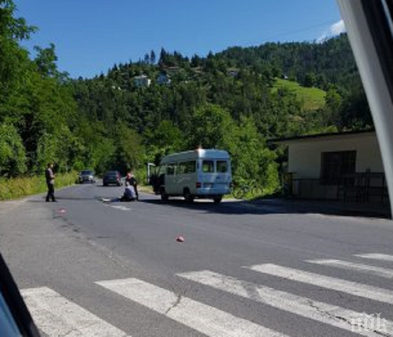 Микробус помете жена в Мадан! Състоянието ѝ е тежко, карат я към Пловдив