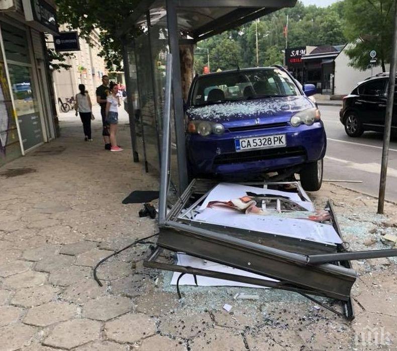 В СОФИЯ: Кола се вряза в спирка на градския транспорт 