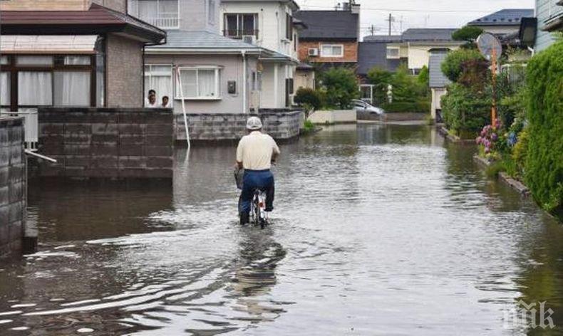 В ЯПОНИЯ Е СТРАШНО! Най-малко 62 са загиналите след наводненията, милиони напуснаха домовете си