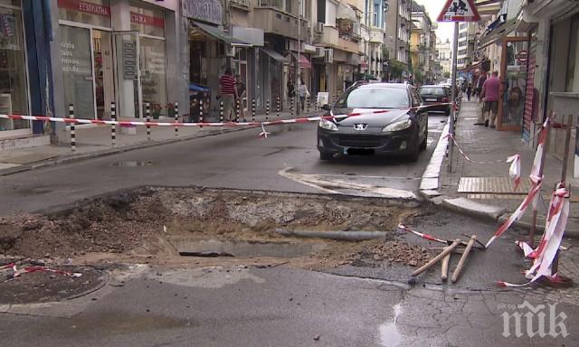 Огромна дупка се отвори на столично кръстовище