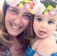 Катето Евро на море с внучката