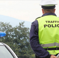 Катаджии продължават да се крият с камери в храстите