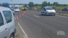 ЖЕСТОКО МЕЛЕ НА "ТРАКИЯ"! Нисан се заби в мантинелата с бясна скорост, после нацели друга кола