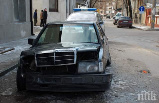 Вандали потрошиха мерцедес в Пловдив