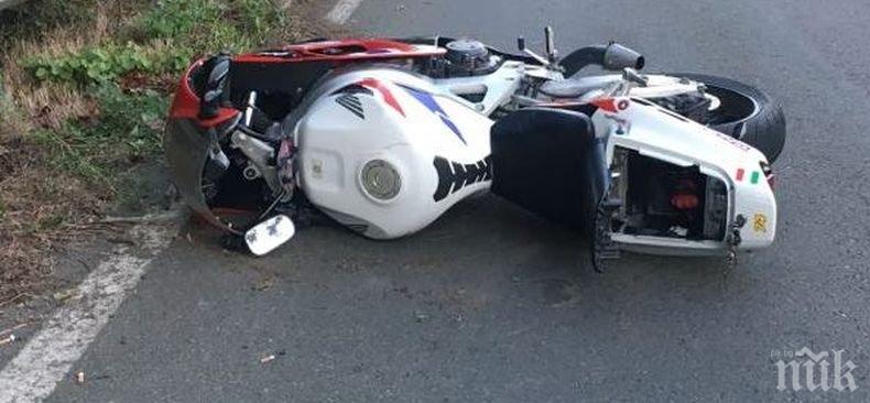 ИЗВЪНРЕДНО! Моторист катастрофира тежко на пътя Созопол - Бургас (СНИМКИ)