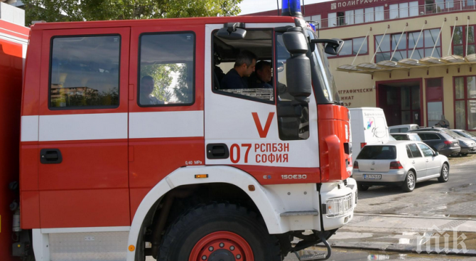 ИНЦИДЕНТ! Кола изгоря напълно в "Манастирски ливади"