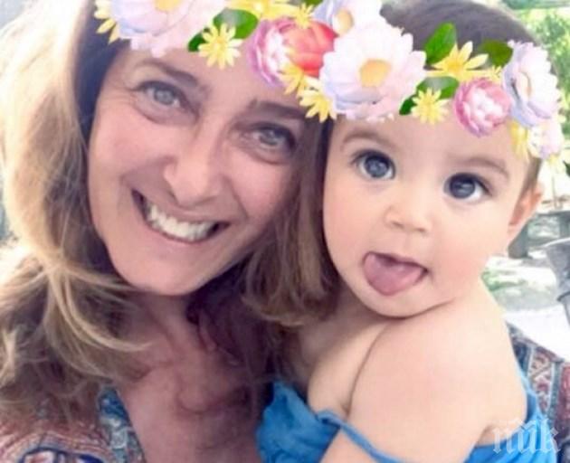 Катето Евро на море с внучката