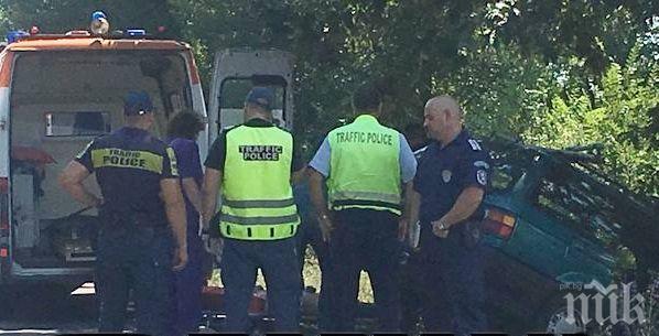 ТОТАЛЕН ШОК! Режат фолксвагена-ковчег, за да извадят мъртвия Тодор (СНИМКИ)