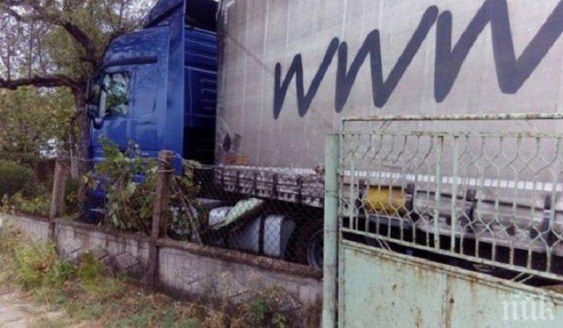 ГРЕДА! Апаш открадна камион и го заби в къща в Мездренско