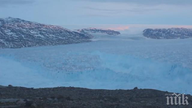 Огромен айсберг се откъсна от ледник в Гренландия