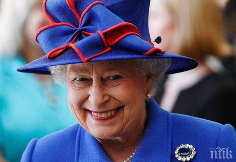 Елизабет II почете 100-годишнината на Кралските ВВС