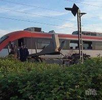 Шофьор на камион се заби във влак на жп прелез в Троян