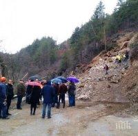 Продължава аварийното укрепване на срутището на пътя между Смолян - Мадан