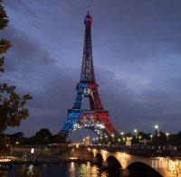 ФЕЕРИЯ! Осветиха Айфеловата кула в синьо, бяло и червено (СНИМКИ)