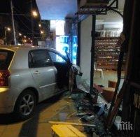 Зрелищна катастрофа пред ТОХ-а в Бургас, Тойота влетя в магазин (СНИМКИ)