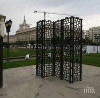 Що за грозотия е Бронзовата къща на мястото на мавзолея