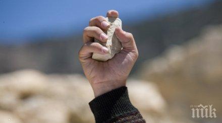 нечувана жестокост хлапета замеряха безпомощна старица камъни