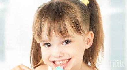 научите детето мие зъбите редовно
