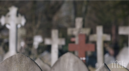 вандалски акт счупиха надгробни плочи лом