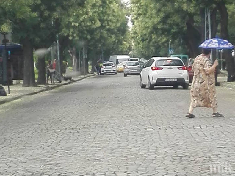 ДОКОГА?! Такси помете възрастна жена на пешеходна пътека (СНИМКА)