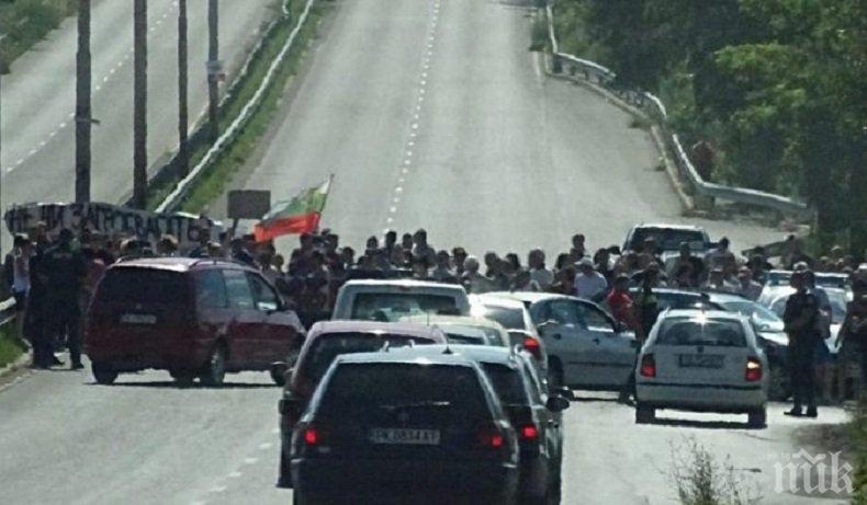 ИЗВЪНРЕДНО! Граждани блокираха пътя между Перник и Радомир (СНИМКИ)