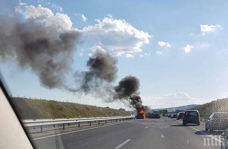 ИЗВЪНРЕДНО И ПЪРВО В ПИК! Страшна катастрофа на магистрала Тракия - в облаците се издигат черни кълба дим (СНИМКА)