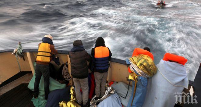 Италия спаси 450 мигранти в Средиземно море и сега търси държави, където да ги настани