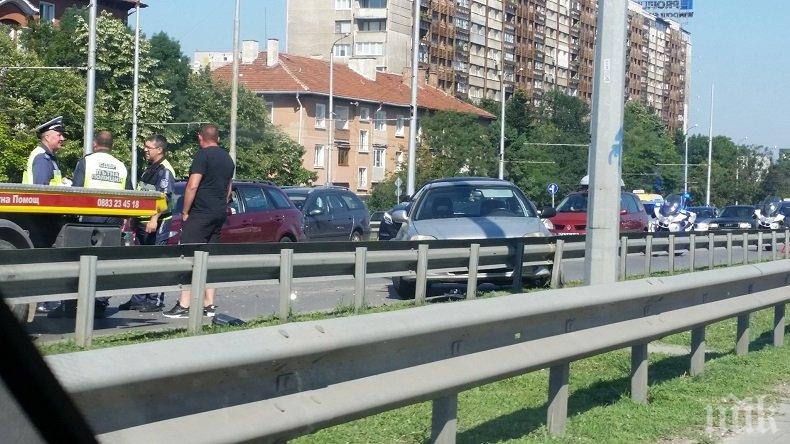 ПЪРВО В ПИК! Меле с три коли блокира Цариградско шосе (СНИМКИ)