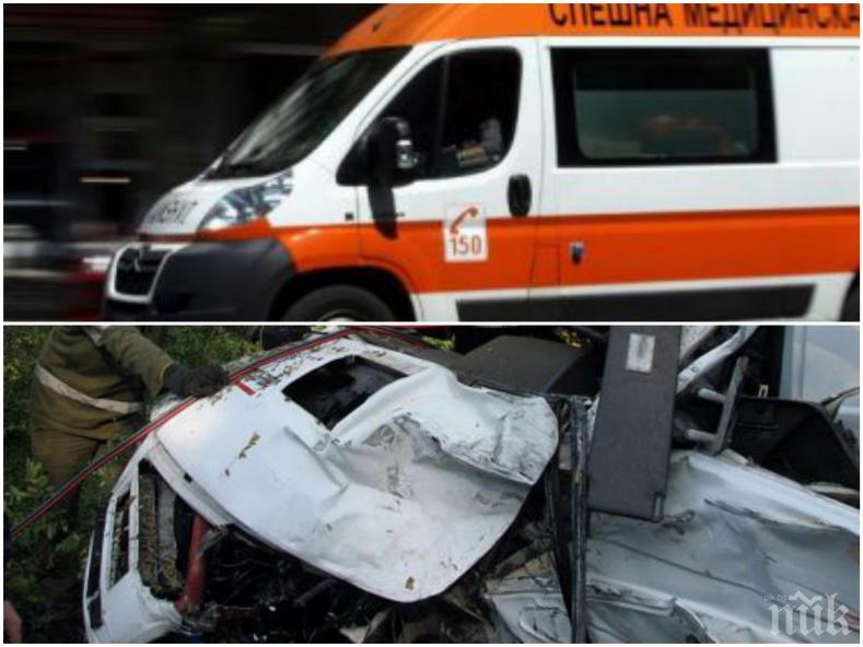 ИЗВЪНРЕДНО! Зверско меле между маршрутка и камион край Велико Търново, има загинал и ранени
