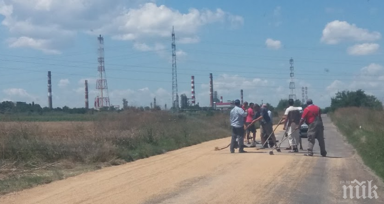 САМО В ПИК! Камион изсипа тонове зърно и затвори пътя до бургаската рафинерия