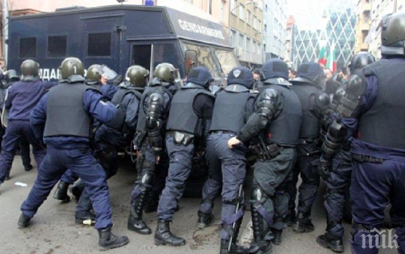 ОТ ПОСЛЕДНИТЕ МИНУТИ! Жандармерия окупира циганската махала в Благоевград (СНИМКИ)