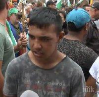 УНИКУМ! Протестиращите пред Министерски съвет не знаят за какво се борят - роми напират да влязат при властта (СНИМКИ)