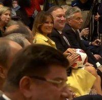 Мелания получи футболна топка от Мондиала на брифинга на Путин и Тръмп (СНИМКА)