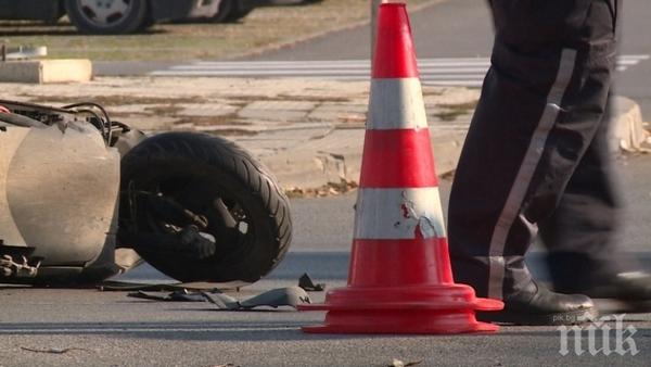 Надрусан моторист падна от мотор на кръстовище в Пловдив