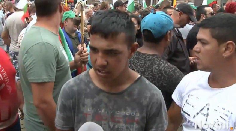 УНИКУМ! Протестиращите пред Министерски съвет не знаят за какво се борят - роми напират да влязат при властта (СНИМКИ)