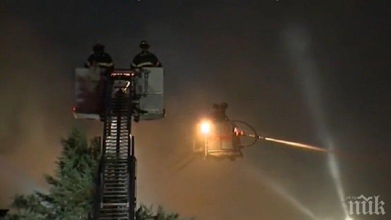 ОГНЕН АД! Две сгради пламнаха като факли в Чикаго, стотици са евакуирани