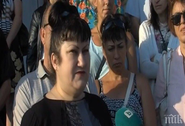 СКАНДАЛ! Родители защитават директорката, отказала да приеме ромчета в училище (СНИМКИ)