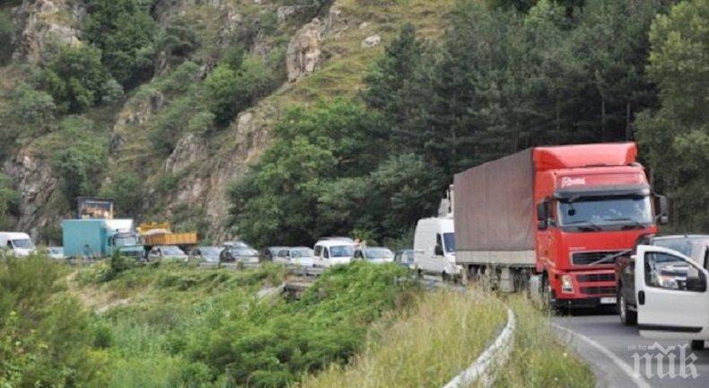 Мистерия в Кресненското дефиле! Румънец слезе от колата, за да се облекчи и изчезна....