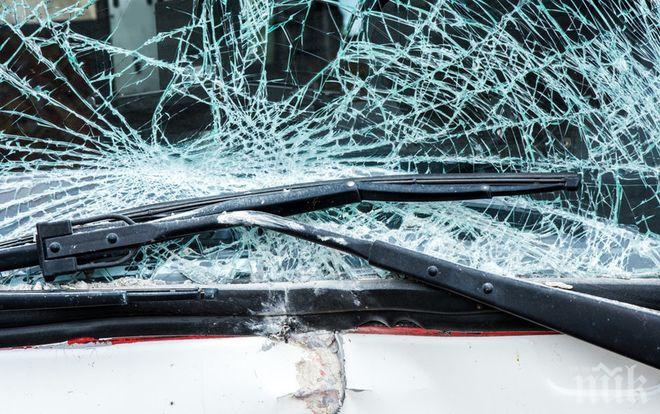 ЗВЕРСКО МЕЛЕ! Пътник загина, а двама шофьори са в болница след челен удар край Видин