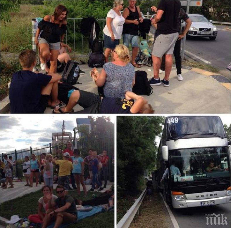 ПЪТНИ НЕВОЛИ! Полски туристи закъсаха край Поморие, автобусът им се счупи (СНИМКИ)