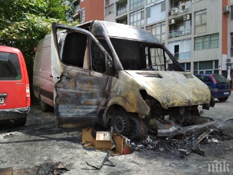 Бус изгоря до Панаира в Пловдив, подозрения за умишлен палеж (СНИМКИ/ВИДЕО)