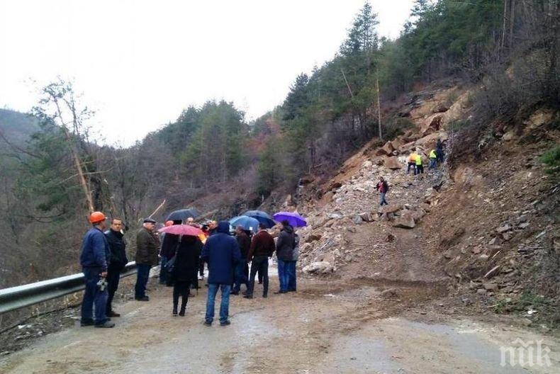 До 15 септември ще бъде възстановено движението по едното платно от пътя между Смолян и Мадан