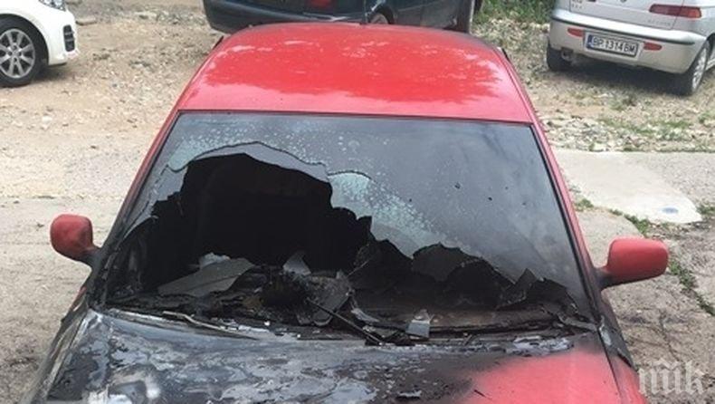 ОГНЕНА ВЕНДЕТА! Подпалиха колата на автоинструктор във Враца (СНИМКИ)